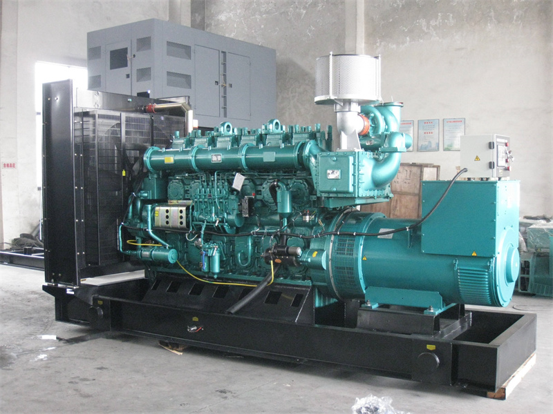 乳山200KW 柴油发电机的油耗是多少？